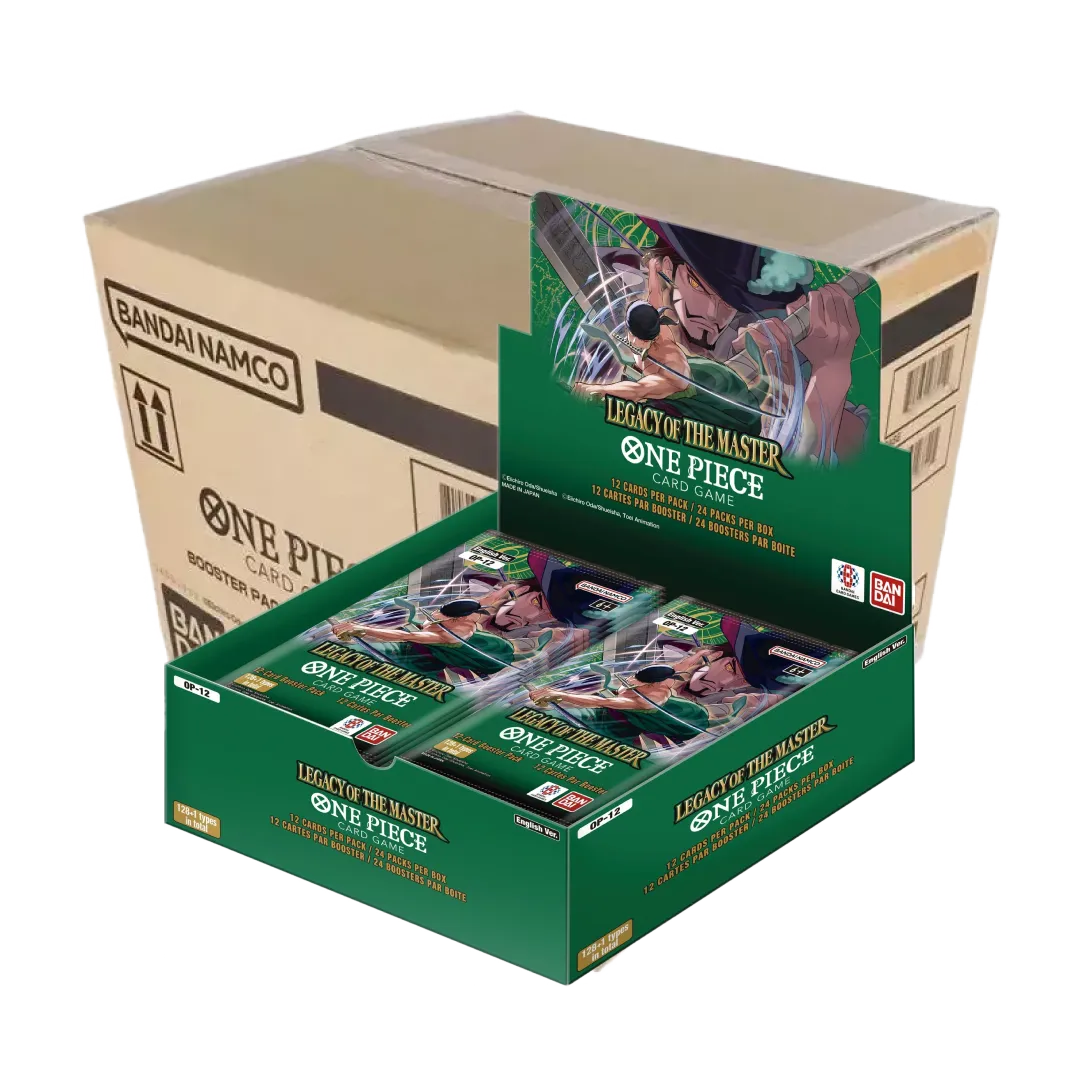 Case One Piece Card Game OP-12 Legacy of the Master con scatola di spedizione Bandai Namco sullo sfondo e box espositore verde aperto contenente bustine di carte da gioco illustrate con un personaggio di One Piece.