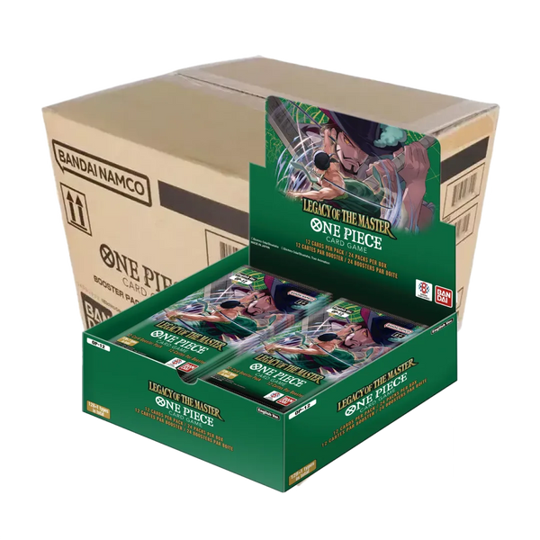 Case One Piece Card Game OP-12 Legacy of the Master con scatola di spedizione Bandai Namco sullo sfondo e box espositore verde aperto contenente bustine di carte da gioco illustrate con un personaggio di One Piece.