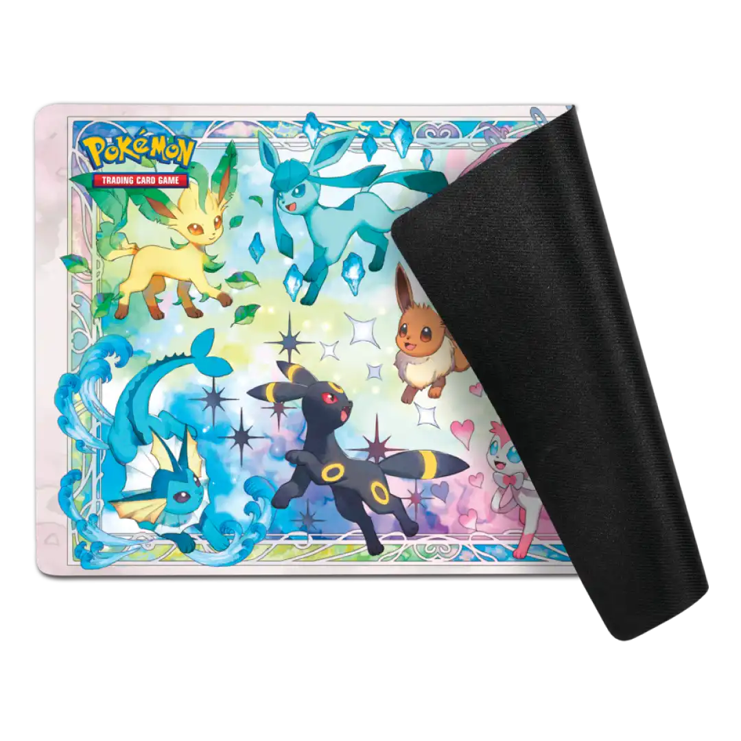 Playmat Pokémon con Eevee e le sue evoluzioni: Umbreon, Glaceon, Vaporeon e altri in stile illustrato colorato